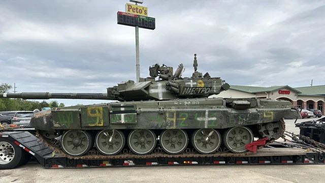 Moderní ruský tank stál dva dny na parkovišti u americké dálnice